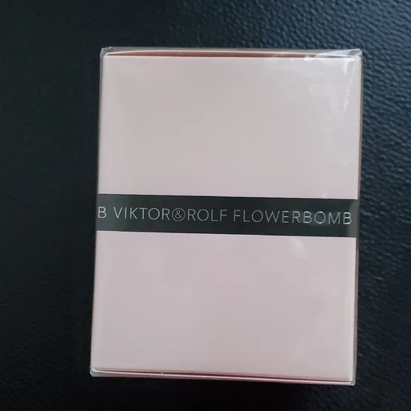 Viktor & Rolf Flowerbomb Pink Scented Candle - Picture 6 of 6